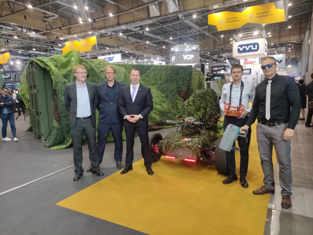 Veletrh IDET 2025. Zleva Pavel Jandura, Lukáš Krčmář, Michal Petrů, Josef Břoušek a Josef Skřivánek s autonomní pojízdnou plošinou a nanopistolí.